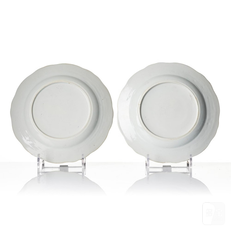 A pair of 'Chinese Export' armorial dinner plates, - 图3